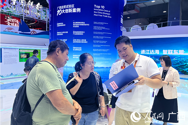 广西综合馆吸引参观者驻足。人民网 韦欢摄