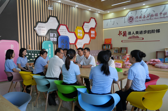 在石南鎮中心校與各位老師交流