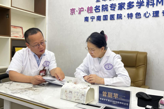 曾麗蘋教授（右）與賀玉嶺副主任醫師在會診現場交流病例。盛嘉琪攝