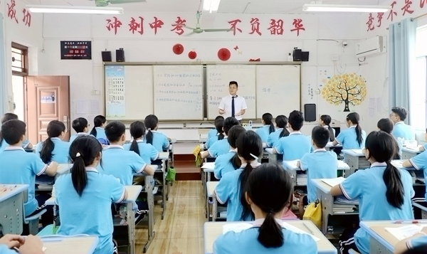 梁杰在給學生上課。