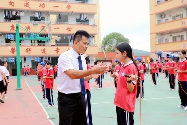 梁杰在指導學生。