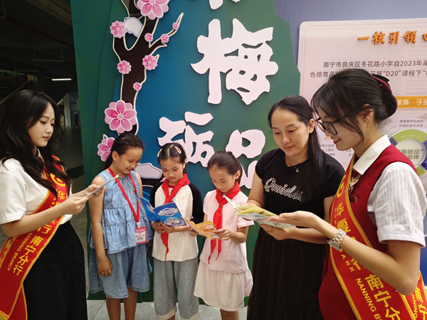 银行工作人员向师生们讲解金融知识。华夏银行南宁分行供图