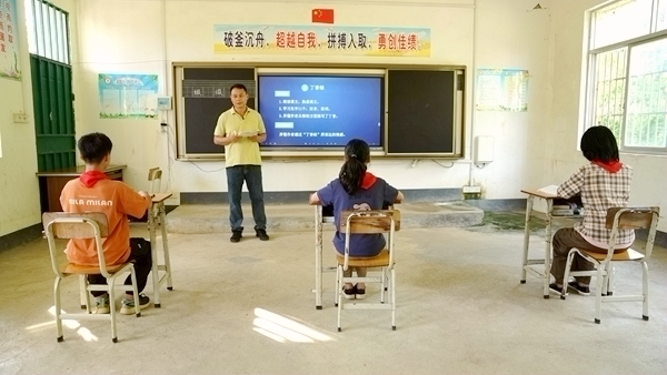 吳安芝給學生們上課。