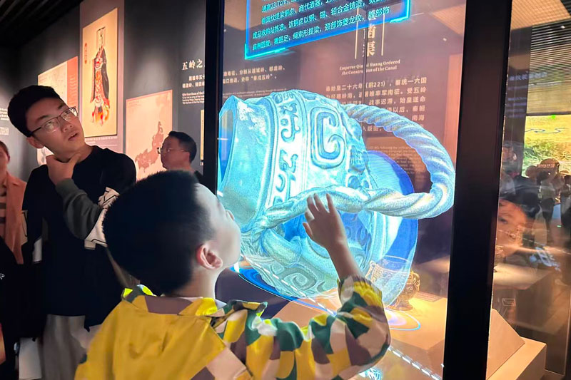 游客在體驗全息投影展示青銅器細節。胡思梅攝