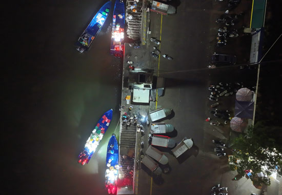 凌晨五時，漁船陸續抵港，新鮮漁獲有序卸運，水產碼頭開啟早市交易