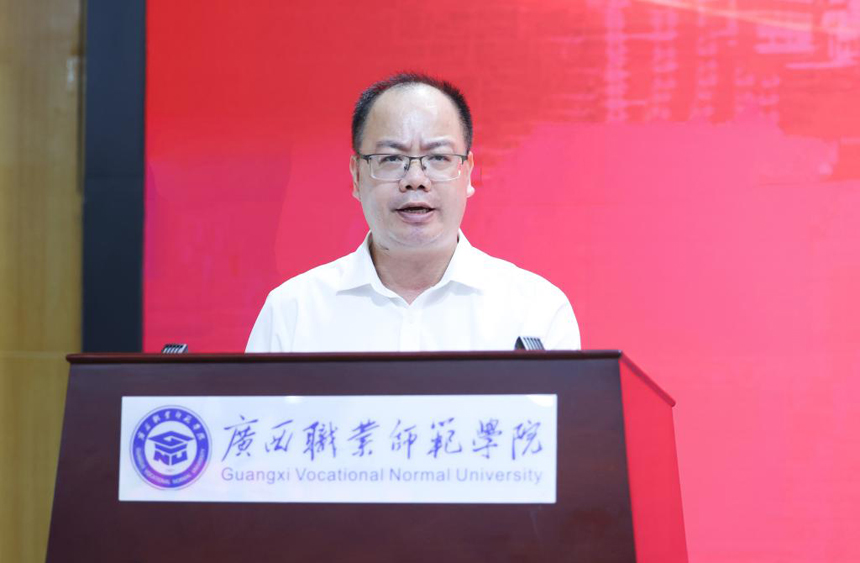 廣西職業師范學院副校長覃敏健宣讀表彰決定