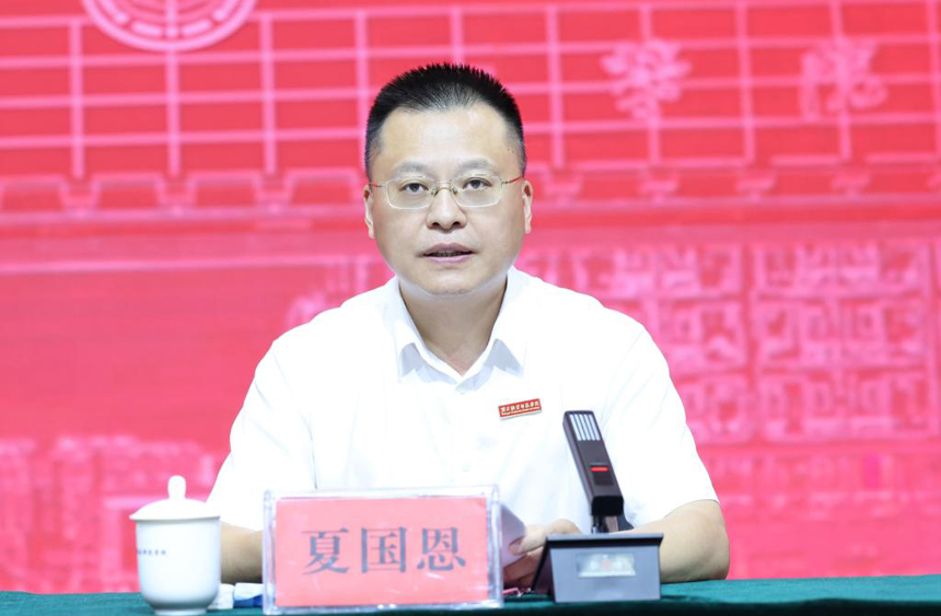 廣西職業師范學院校長夏國恩主持大會