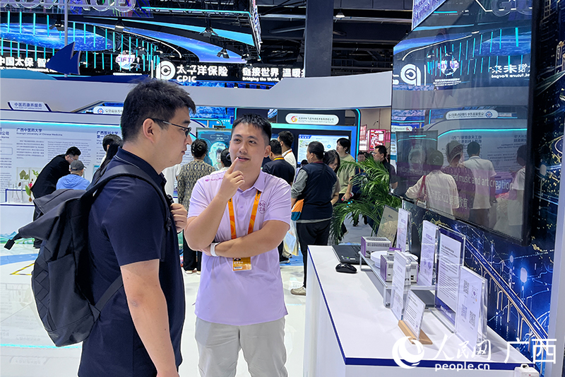 现场观众在咨询了解产品。人民网 韦欢摄