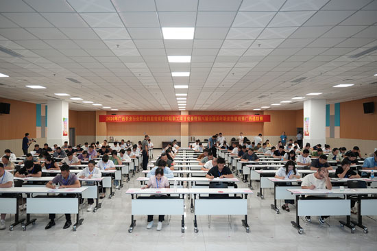 選手參加理論知識考試。張慶儀攝