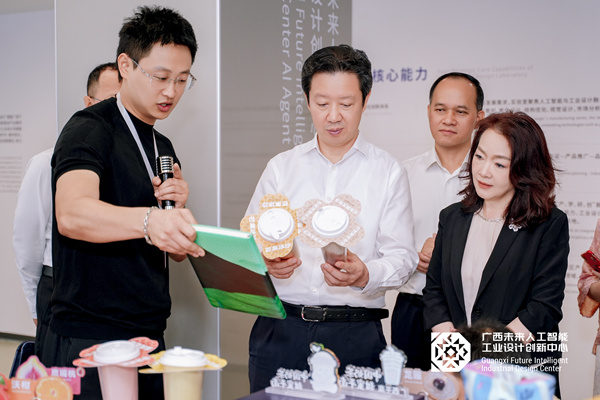 與會嘉賓領導參觀入駐的企業展示品
