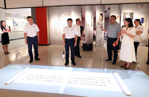 與會領導參觀教育家精神教學體驗館