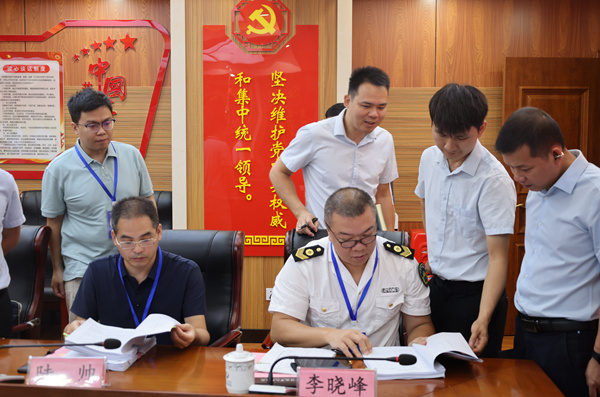 圖為專家檢查台賬