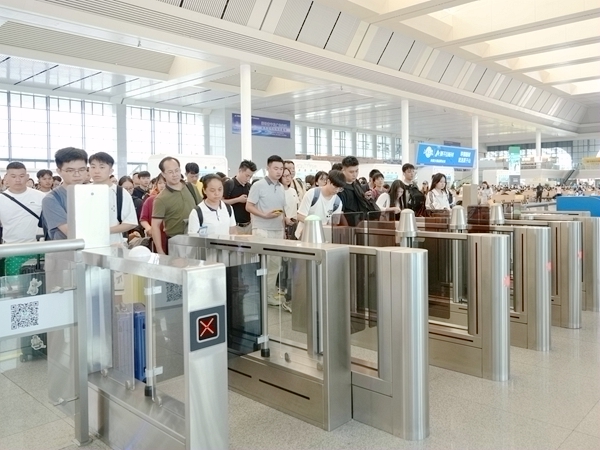 南寧東站旅客有序通過檢票閘機。馮泓琿 攝