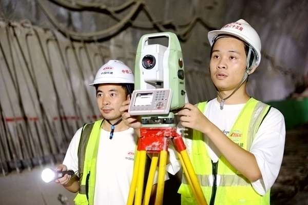 測量人員在三合1號隧道進行測量作業。莫小斌攝