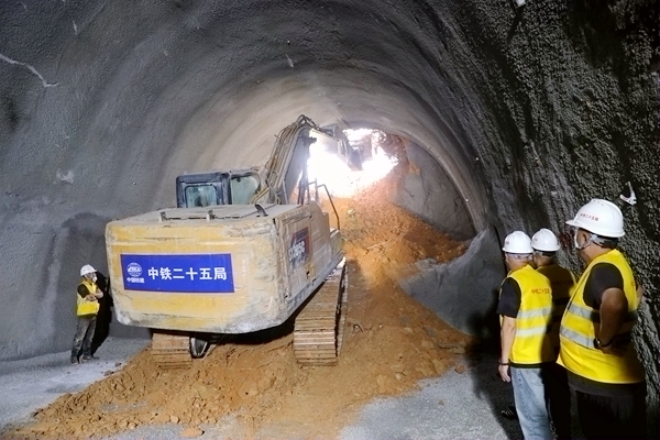 挖掘機鑿穿三合1號隧道掌子面的最后一層岩土。莫小斌攝