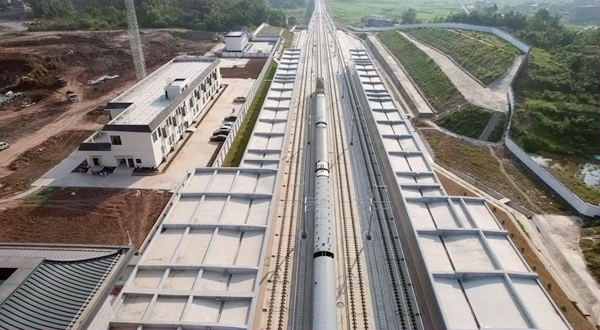 檢測列車經過容縣南站。鄧珺元攝