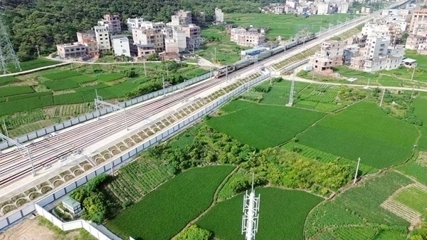 檢測列車駛出岑溪東站。俸越攝