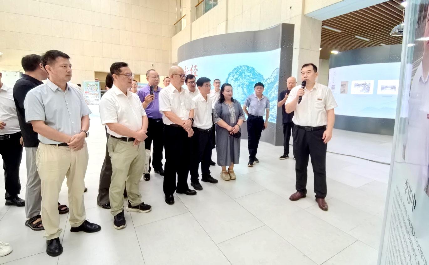 李伟中在新书配套成果展现场讲解。李丙传摄