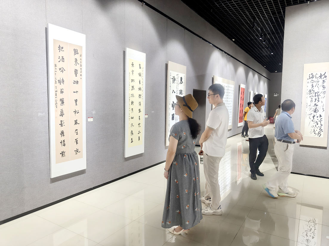 观众在观看展览。陆静摄
