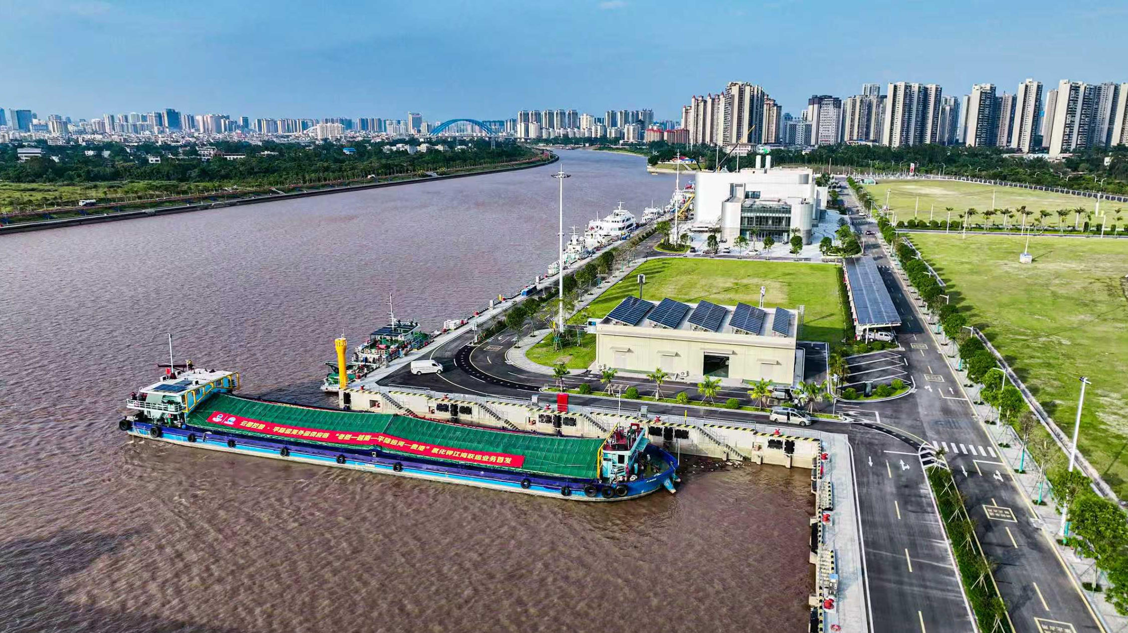 业务船舶靠泊平陆运河钦州水上综合服务区。平陆运河集团供图