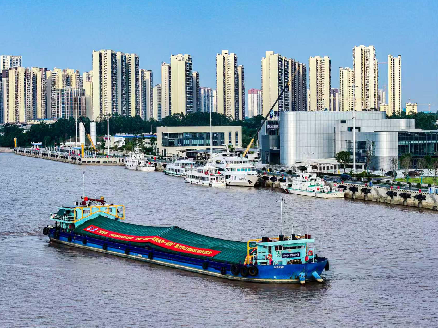 首发货船向平陆运河上游行驶。平陆运河集团供图