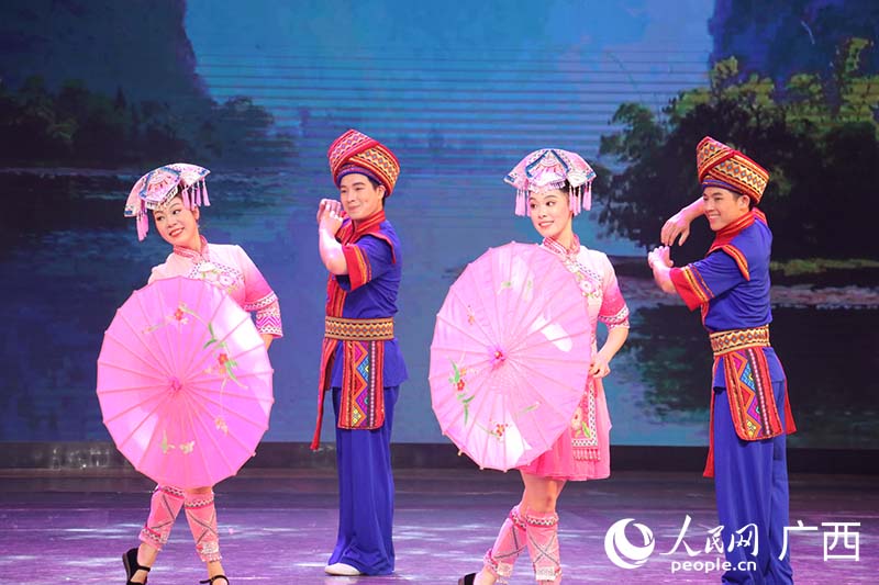 彩調劇《劉三姐》。人民網 劉璐瑤攝