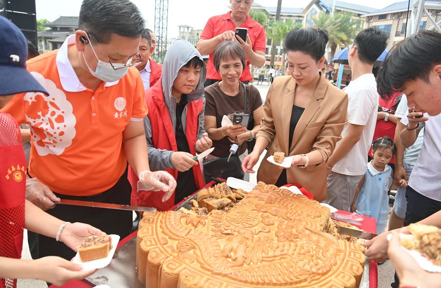 市民和游客共同品嘗合浦大月餅