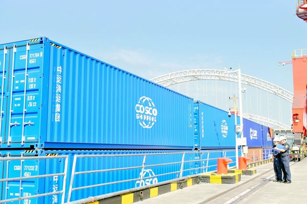 9月12日，南寧海關所屬邕州海關關員在南寧港海關監管作業場所開展巡查。黃鈺婷攝