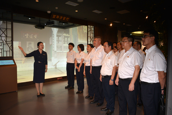 近日，靈川縣組織黨員干部到廣西家教家風基地（桂林）接受優良家風廉政教育。盧薈攝