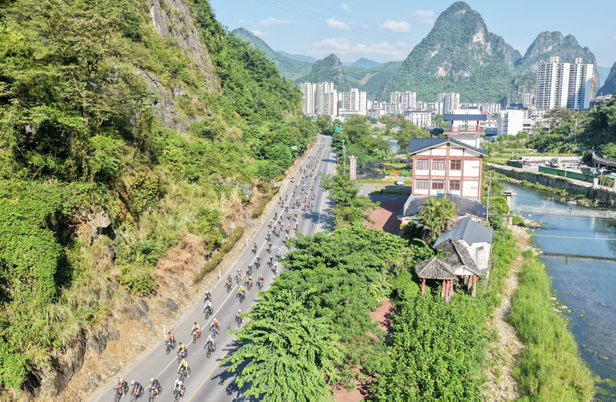 參賽選手在凌雲縣城附近路段騎行。莫成華攝