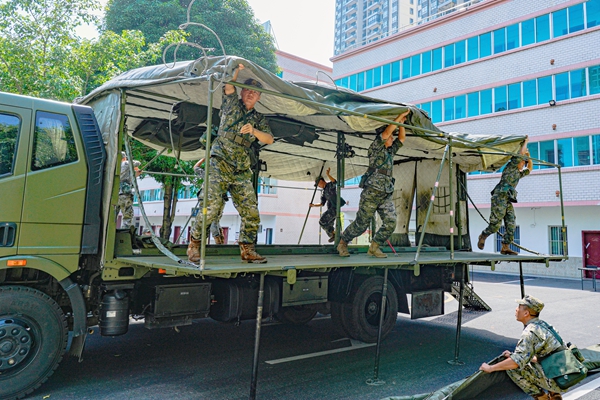 官兵正在进行宿营车展开与撤收课目训练。