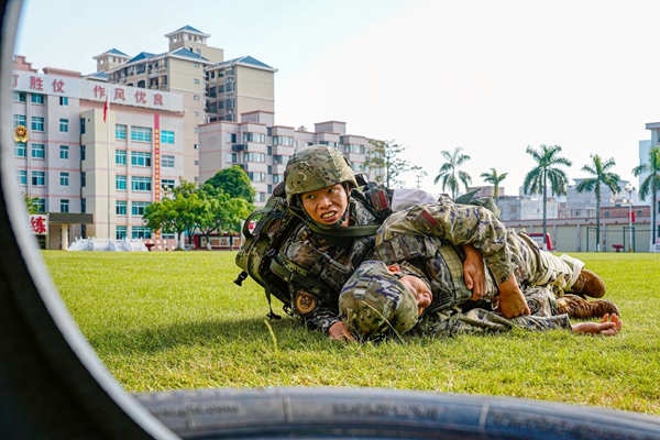 官兵正在进行侧姿匍匐搬运伤员。