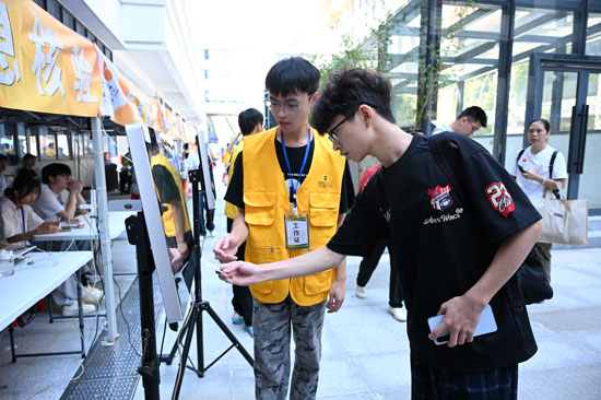 工作人員協助新生完成信息核驗手續