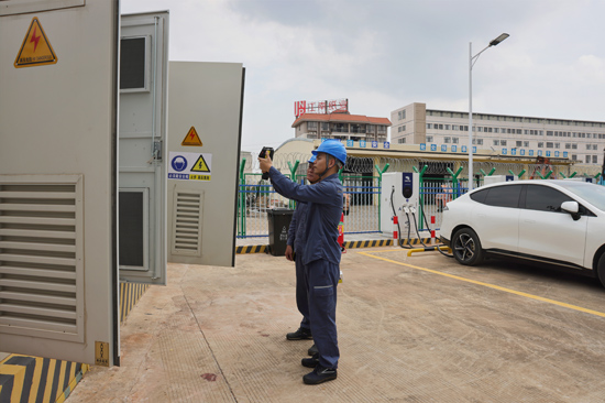 南方电网工作人员做好南方电网广西南宁港超级充电站用电负荷巡视工作。敬敏摄