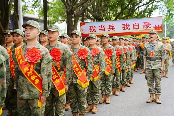 即將踏入軍營的新兵們。卓芊余攝
