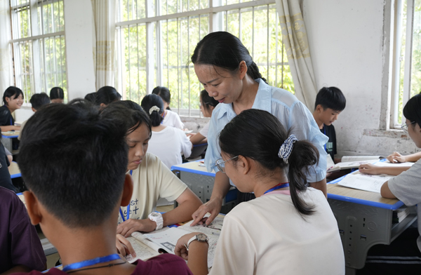 李兰正在指导学生