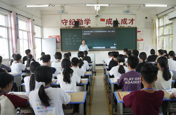 正在上课的李兰