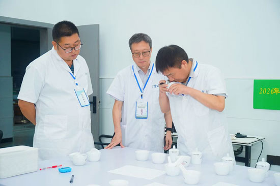 裁判在進行綜合評判打分。張慶儀攝