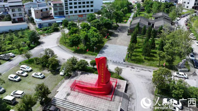 行進中國丨紅色沃土“長”出座座“豐碑”紅色地名既留住了歷史記憶，也激活了新時代的發展脈動。界首鎮以此為依托，將紅色資源轉化為發展動能，打造了集紅色研學、產業創意、休閑娛樂於一體的紅色旅游路線。