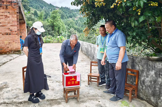 閆如玉（左一）深入屯內協助縣鄉兩級人大代表換屆選舉相關工作。林鳳玉攝