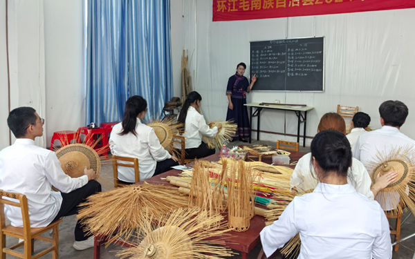 “竹韵毛南”团队在环江花竹帽非遗基地学习竹编技艺。叶秉高摄