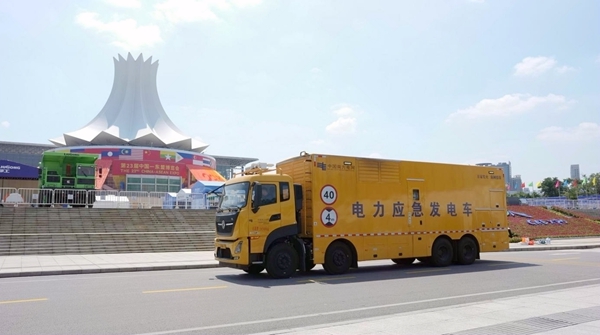 在南宁国际会展中心等重要保供电场所，应急发电车已部署到位。陈伯鑫摄