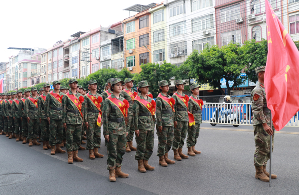 即将踏上军旅征程的新兵们