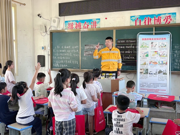 學生們舉手回答問題。