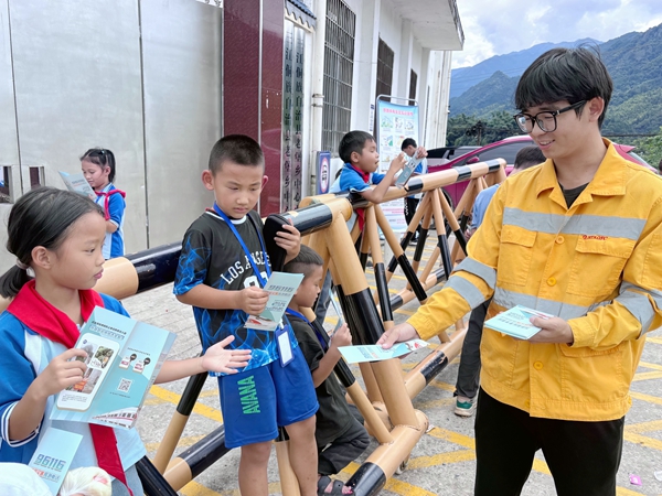 志願者發放鐵路安全宣傳手冊。