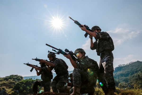 武警官兵掩护队友追击目标。