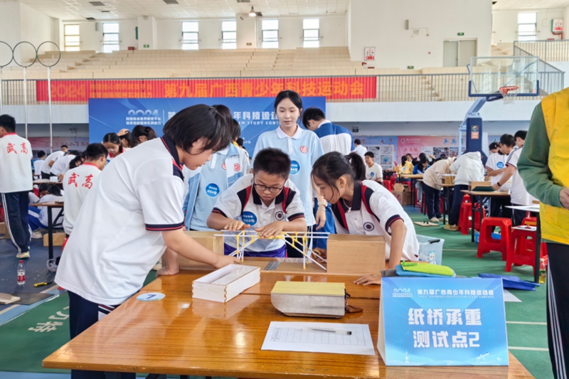 十五中学生在第19届广西青少年科技运动会比赛现场。柳州市第十五中学供图