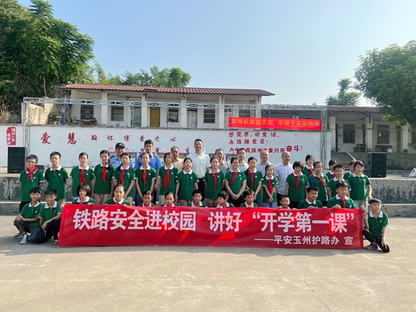 工作人员与师生们合影。吕露梅摄