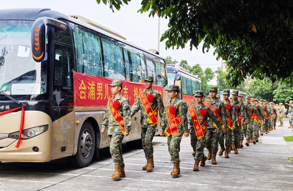新兵奔赴軍營