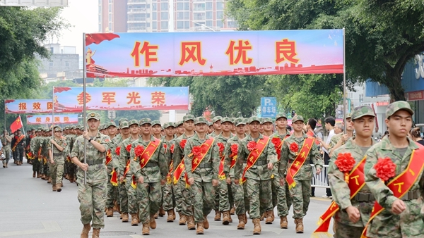 新兵启程。桂平市融媒体中心供图